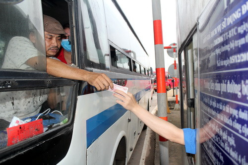 Tài xế đưa rườc công nhân mua vé bằng tiền lẻ. Ảnh: Phước Tuấn.