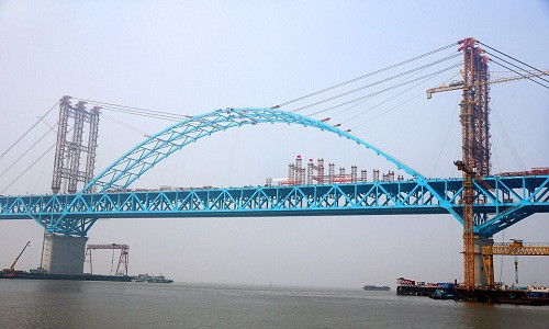 Vòm thép mới hoàn thành trên cầu sông Trường Giang Hỗ Thông. Ảnh: Xinhua.