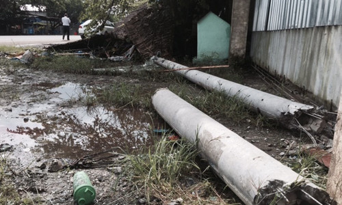 Cột điện bị tông gẫy. Ảnh: Minh Anh. 