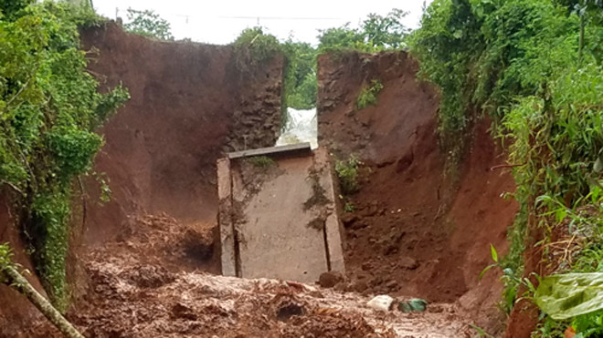 Đoạn kênh dẫn tràn hồ chứa nước Gia Hoét bị vỡ gây xói lở. Ảnh: Xuân Thắng.