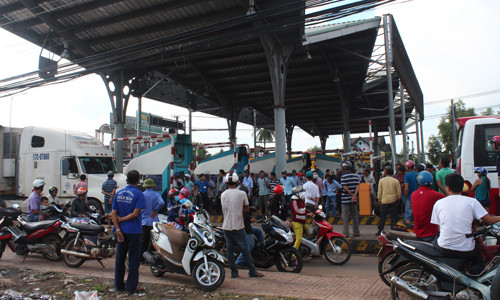 Tài xế dùng tiền lẻ, BOT tuyến tránh Biên Hòa ùn tắc kinh hoàng