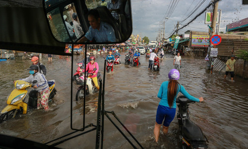 Người Sài Gòn bì bõm đi làm trong biển nước