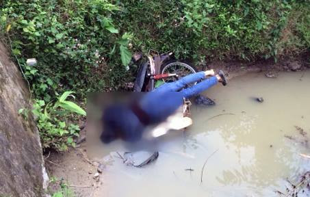 Phát hiện thi thể người đàn ông cùng xe máy dưới cống nước