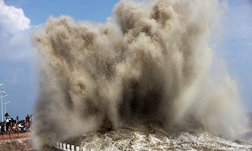 Sóng triều trên sông Tiền Đường có thể cao tới 10 m. Ảnh: Weibo.