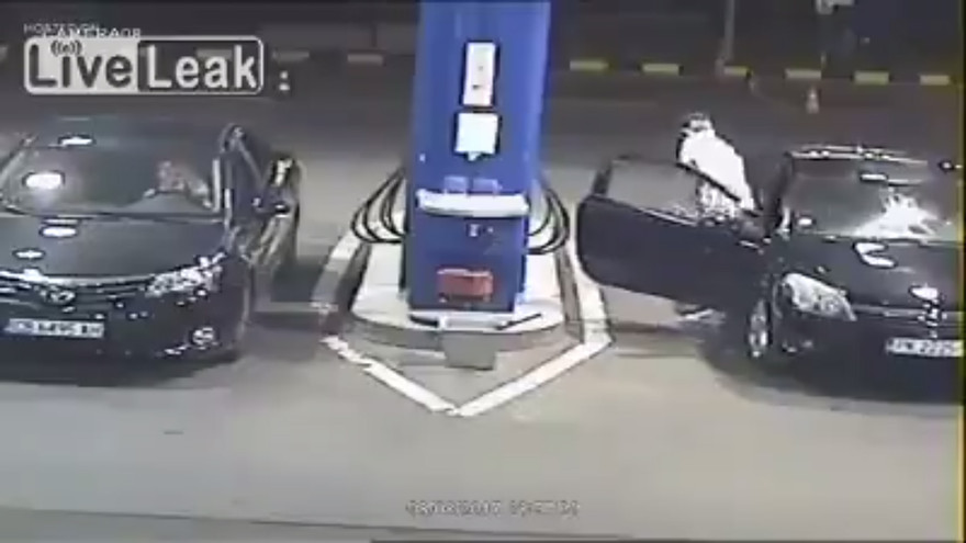 Thanh niên cố tình hút thuốc ở cây xăng và cái kết choáng váng