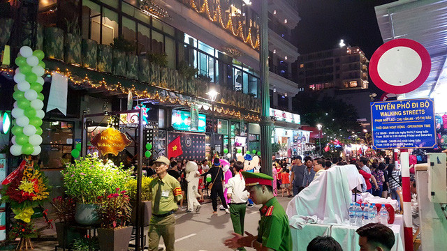 Phố đi bộ Huế mới khai trương đã đón lượng khách rất lớn.