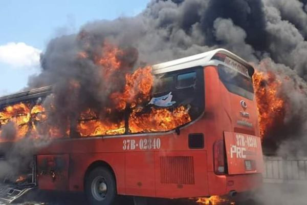 Xe khách bốc cháy trên cầu Nguyệt Viên