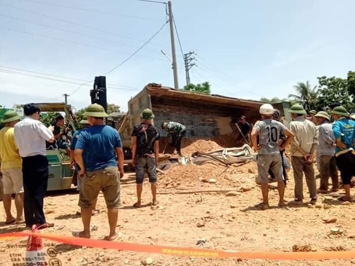 Xe tải lật, 4 người trên ô tô con thương vong