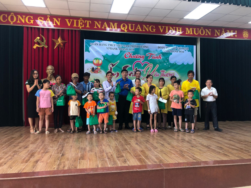 Trao quà cho bệnh nhân Bệnh viện Nhi Thanh Hoá