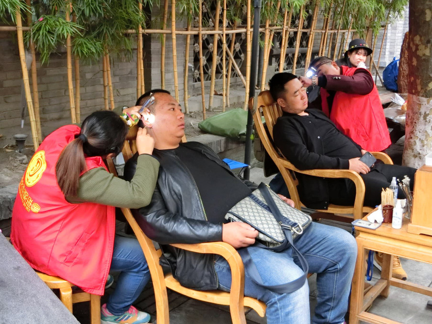 Tục lạ đầu năm: Phụ huynh đi xem mắt, thanh niên đi ngoáy tai