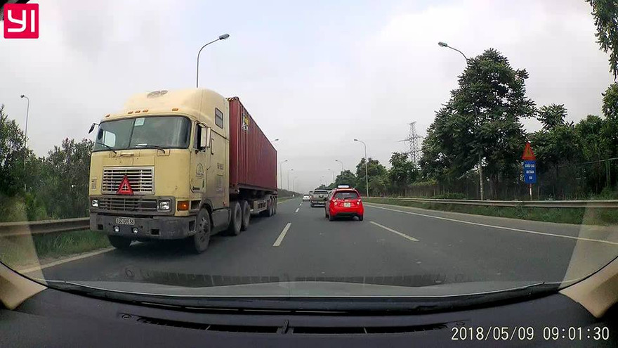 CSGT Hà Nội truy tìm xe container chạy ngược chiều trên cao tốc