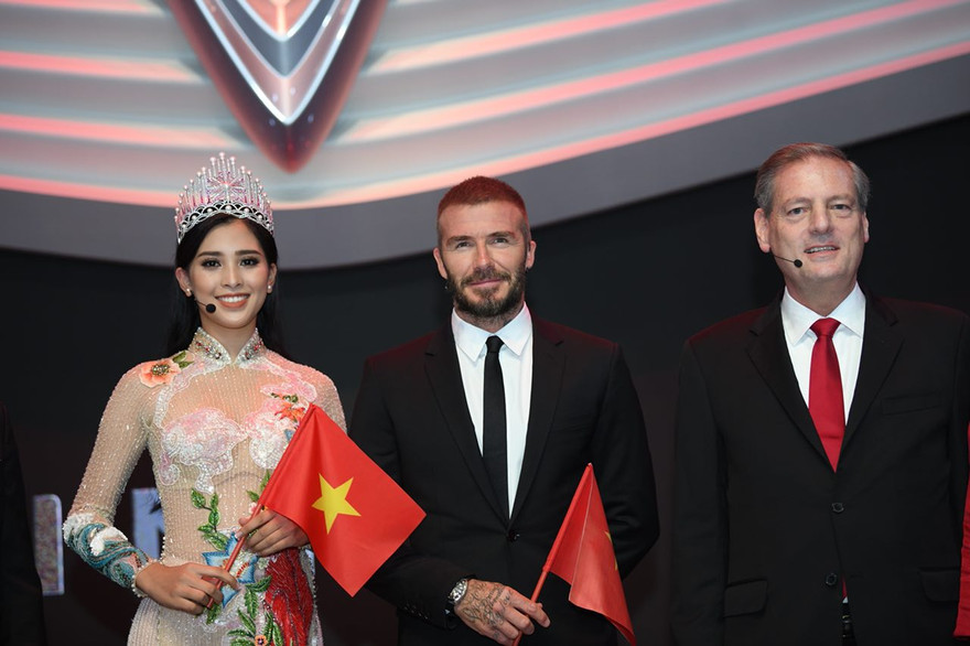 Hoa hậu Tiểu Vy và David Beckham xuất hiện bên xe Vinfast