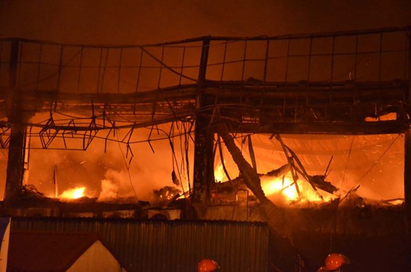 Cháy bar Luxury Hà Nội, lửa bốc ngùn ngụt trong đêm