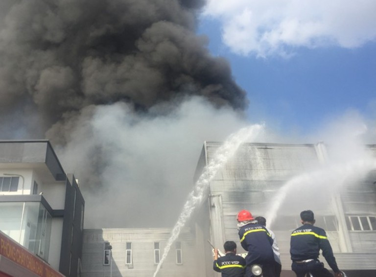 Cháy lớn ở công ty sản xuất bàn ghế Bình Dương