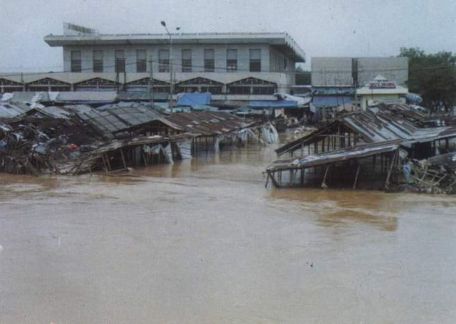 ‘Cơn đại hồng thủy’ miền Trung: Hoạn nạn mới biết lòng người