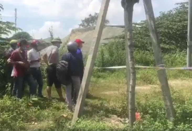 Người đàn ông tử vong bên đường với nhiều vết thương