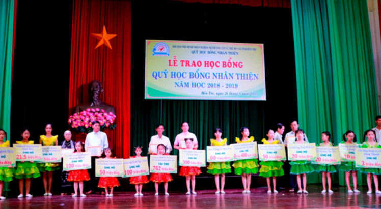 Đại diện các nhà tài trợ trao học bổng nhân thiện năm học 2018 - 2019