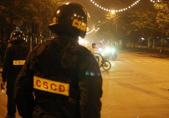 Bắt đối tượng livestream rồi chém cảnh sát cơ động