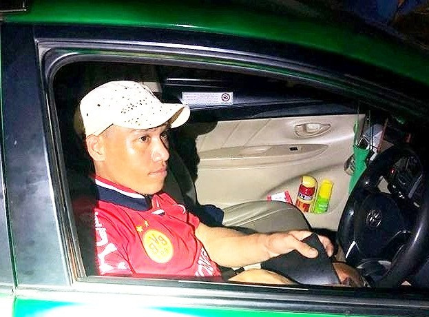 CSGT truy đuổi tên cướp kề dao vào cổ tài xế taxi