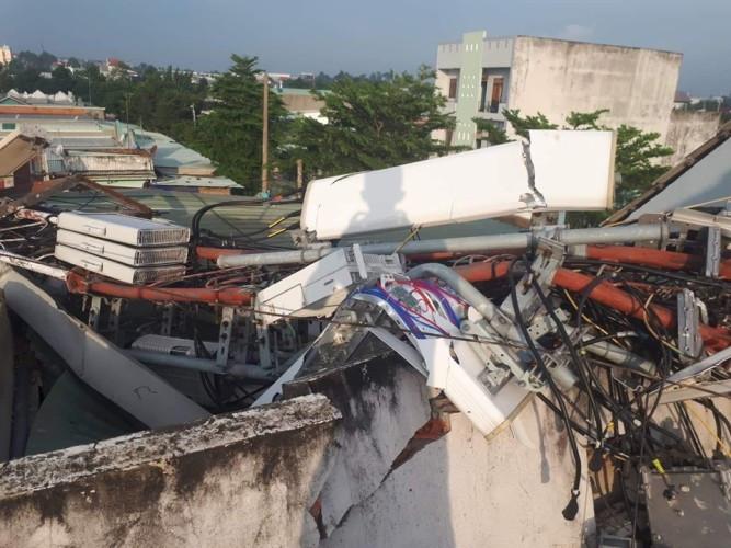 Gió lốc làm cây đổ nhà sập, hai mẹ con may mắn thoát chết