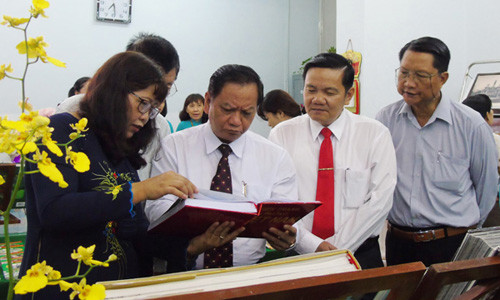 Giám đốc thư viện TP. Cần Thơ giới thiệu cuốn sách “Chiến tranh giải phóng Việt Nam” với ông Trần Quốc Trung – Bí thư Thành ủy Cần Thơ (thứ hai từ trái qua) và các đồng chí đi cùng 