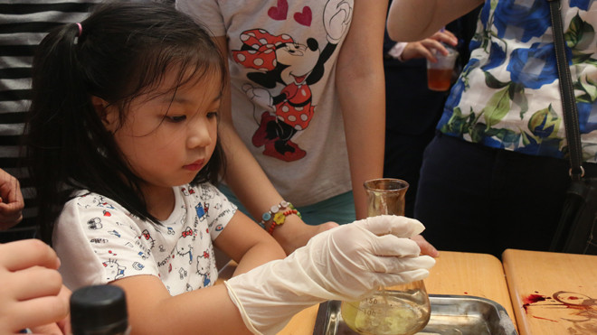 Các em nhỏ tự tay thực hiện thí nghiệm “Kem đánh răng Con Voi” (Elephant toothpaste)