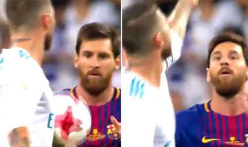 Messi phản ứng khi bị Ramos ném bóng làm chậm tình huống đá phạt.