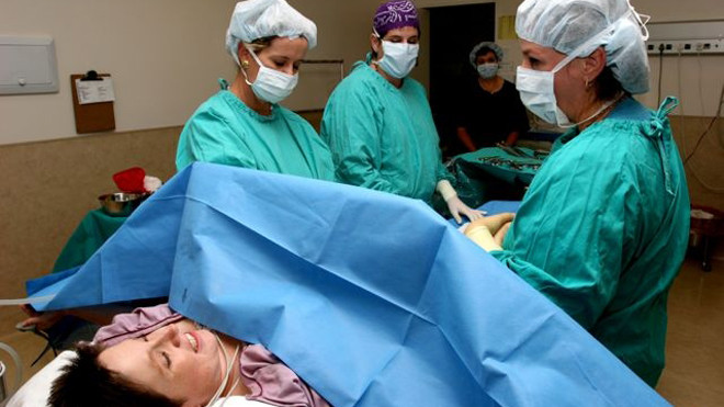 Sau ca sinh mổ, điều chờ đợi Ella không phải là niềm hạnh phúc làm mẹ trọn vẹn mà là một cú sốc lớn. Ảnh: Babycenter.