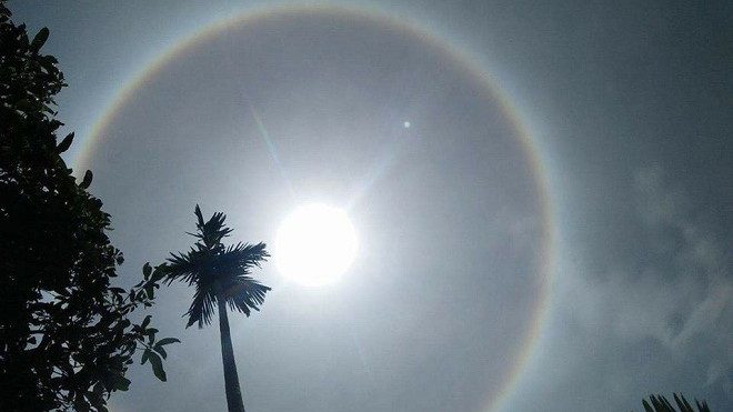 Quầng sáng “lạ” ôm trọn mặt trời khiến nhiều người liên tưởng có 2 mặt trời. Ảnh Tây Bắc 24H.