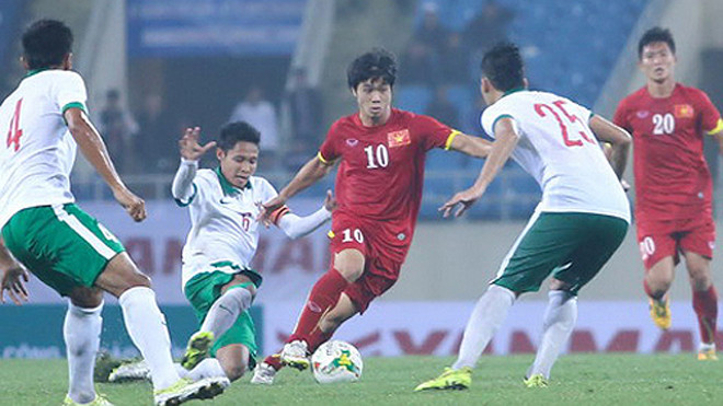 Evan Dimas (số 6) trong một lần đối đầu Công Phượng và các đồng đội ở sân Mỹ Đình.