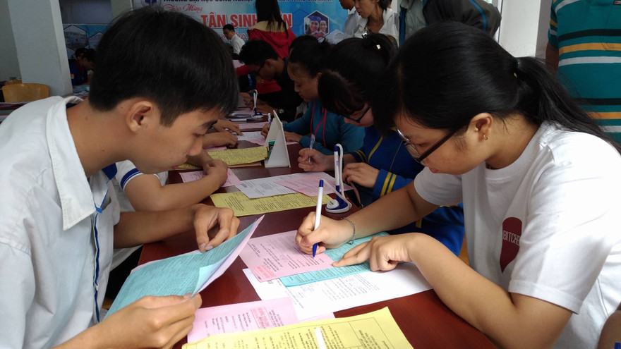 Thí sinh đang nộp hồ sơ nhập học tại trường ĐH Công nghiệp Thực phẩm TPHCM