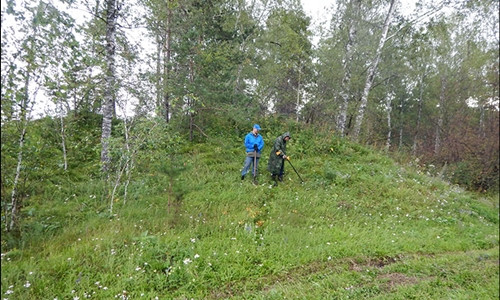 Các nhà khoa học nghiên cứu những bức tường thành nằm dưới lớp đất dày. Ảnh: Andrey Borodovsky.