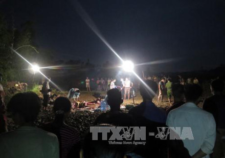 Các cơ quan chức năng đang tiến hành khám nghiệm tử thi điều tra nguyên nhân vụ việc.