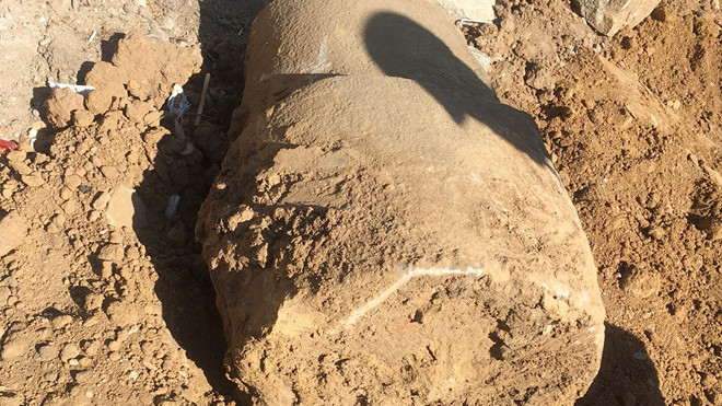 Đơn vị thi công phát hiện nhiều phiến đá cổ trên công trình đường Lê Hữu Trác, TP Quảng Ngãi. Ảnh: Minh Hoàng.