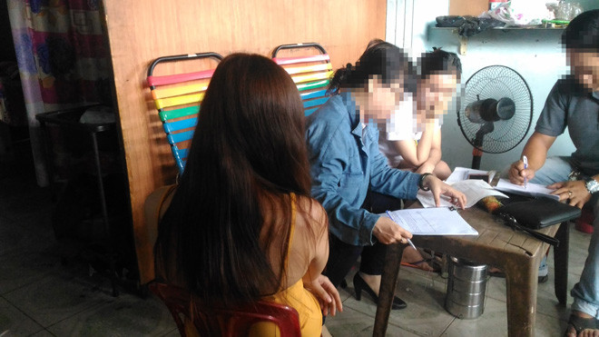 Nữ tiếp viên của quán bị bắt quả tang khi kích dục cho khách. Ảnh CA