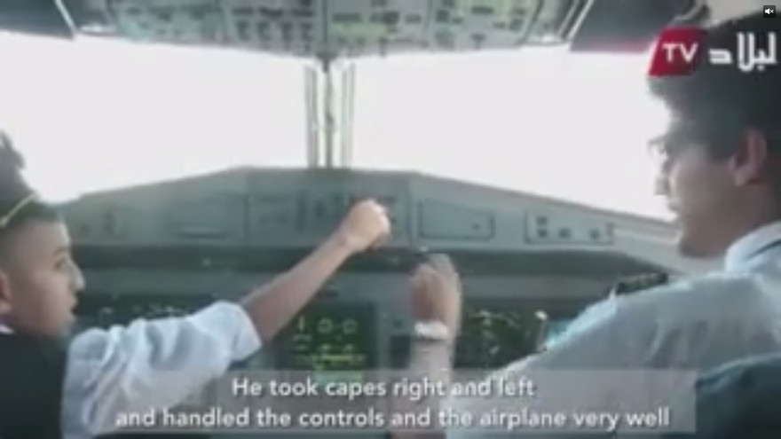 Phi công bị đình chỉ công tác vì để bé 10 tuổi lái máy bay