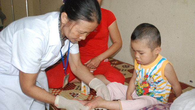 Các chuyên gia cảnh báo phụ huynh cần chủ động biện pháp bảo vệ sức khỏe trước nguy cơ nhiễm tay chân miệng cho trẻ em.