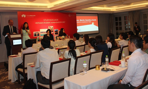 Ông Martin Hamilton-Smith, Bộ trưởng Bộ Đầu tư và Thương mại bang Nam Úc phát động cuộc thi “Tìm kiếm đại sứ sinh viên StudyAdelaide”.