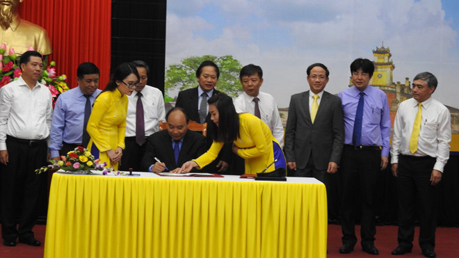 Thủ tướng Nguyễn Xuân Phúc ký phát hành bộ tem đặc biệt nhân kỷ nhiệm ngày sinh của Đại tướng Võ Nguyên Giáp.