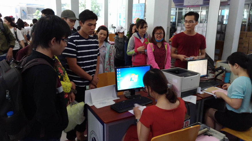 Các thí sinh đến nộp phiếu điểm tại trường Đại học Công nghiệp Thực phẩm TPHCM ngày 2/8.