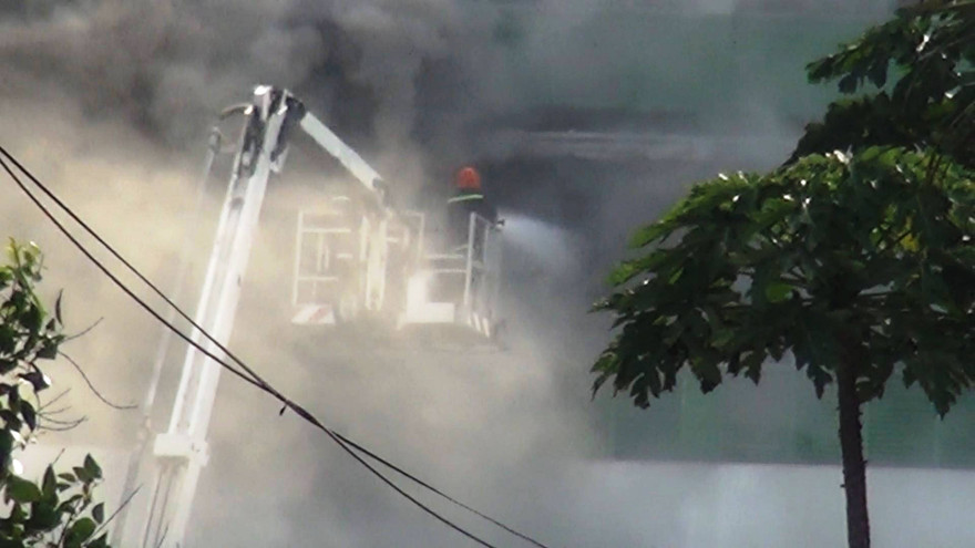 Khói đen bốc lên nghi ngút từ đám cháy