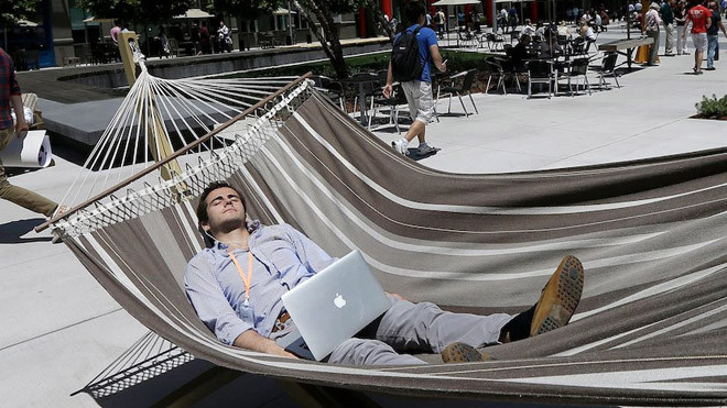 Một kỹ sư của Facebook nằm võng trong giờ làm việc. Ảnh: Business Insider.