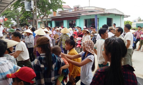 Người dân tập trung phản đối việc sáp nhập trường