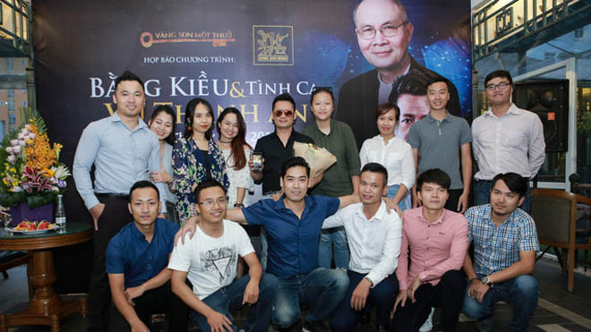 Bằng Kiều cùng những người hâm mộ đã đồng hành với anh nhiều năm qua. Ảnh: Tuấn Đào.