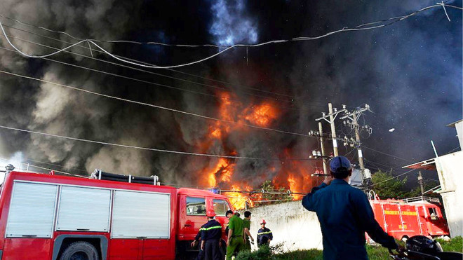 Ngọn lửa bao phủ công ty nhựa