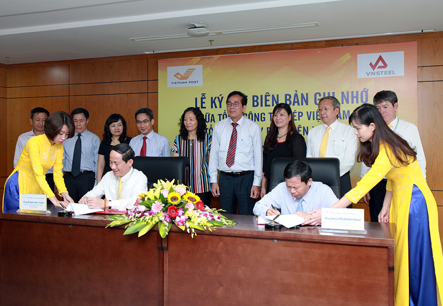 Tổng giám đốc Vietnam Post Phạm Anh Tuấn và Tổng giám đốc VNSteel Nguyễn Đình Phúc ký biên bản ghi nhớ giữa hai Tổng công ty.