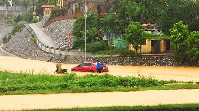 Quốc lộ 18 (đoạn đi qua khu Công nghiệp Cái Lân) bị ngập sâu trong nước.