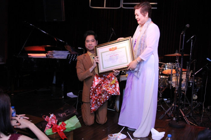 Ngọc Sơn quỳ gối trên sân khấu, dành tặng mẹ món quà đặc biệt