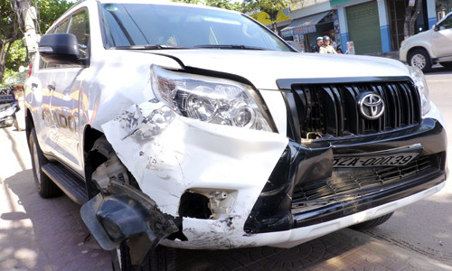 Ôtô do bác sĩ lái tông hàng loạt xe máy. Ảnh: Quảng Nam.