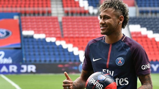 Neymar mới gia nhập PSG và trở thành cầu thủ đắt nhất thế giới.